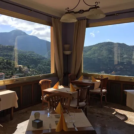 Hotel La Riana 3*
